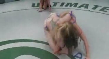 Cậu bé theo dõi chồng loanluan Của Flor Flores, người đã giặt mũ trong phòng tắm và tự đốt lửa.