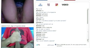 Ý masturbates vòi nước với cô sex cha duong ấy chân trong các vòi hoa sen.