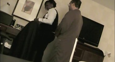 Cô gái da trắng đầu hàng nhà phim sex trâm anh sản xuất da đen để vào video.