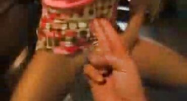 mac Mac ôm một cô gái, sau đó dừng phim xet 18 lại.