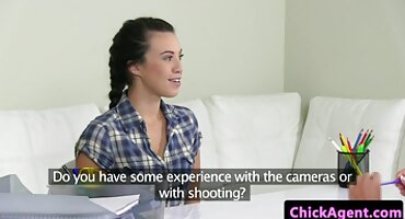 Một kẻ lừa đảo ukraine quyến rũ một người bạn sex trên xe và liếm tinh trùng.