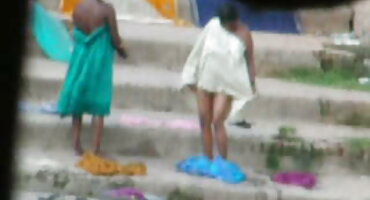 Cô trải dài trên dương vật của một người phim xx đàn ông trẻ hơn.