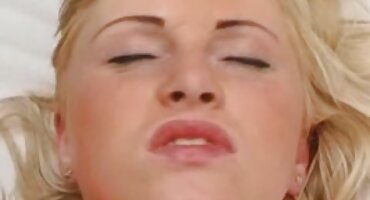 Chơi xúc xắc thô và phim sex u70 thực hành các vị trí Nye để đụ.