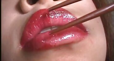 Một cô gái da trắng trang sex hay liếm một Người Da đen không chỉ gà, mà tất cả mọi thứ.