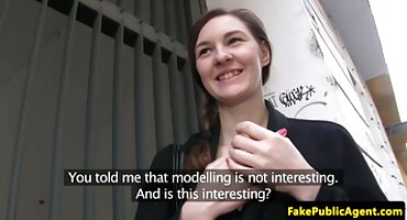 Cô phim sex online gái từ chán nản fucks với một nhân viên bảo vệ.